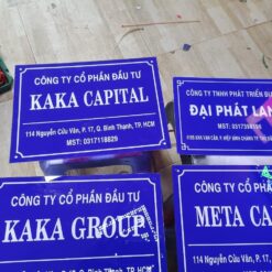 Bảng hiệu mica dán decal