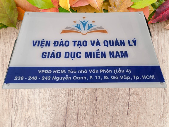 Bảng hiệu Mica rẻ đẹp