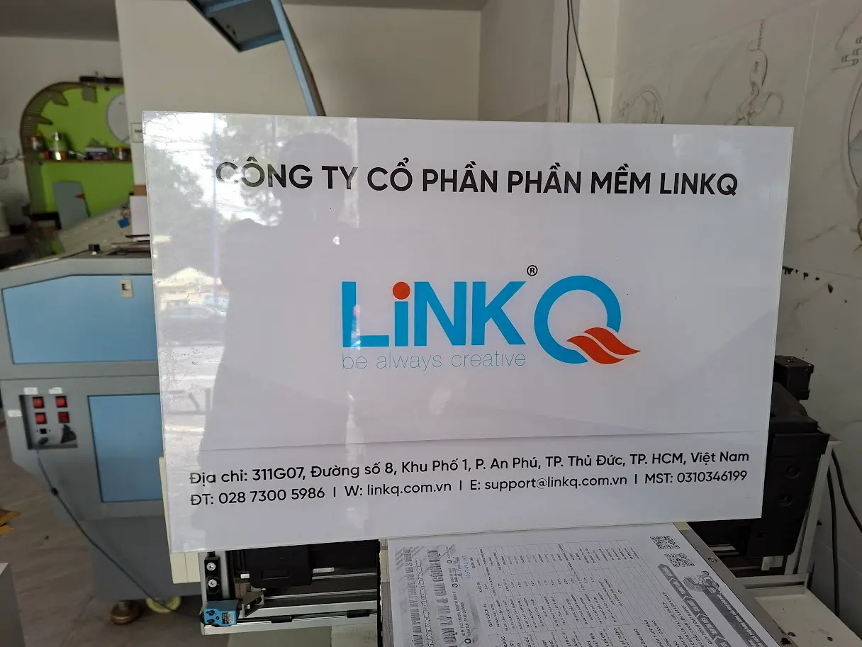 Bảng hiệu công ty giá rẻ chất liệu mica