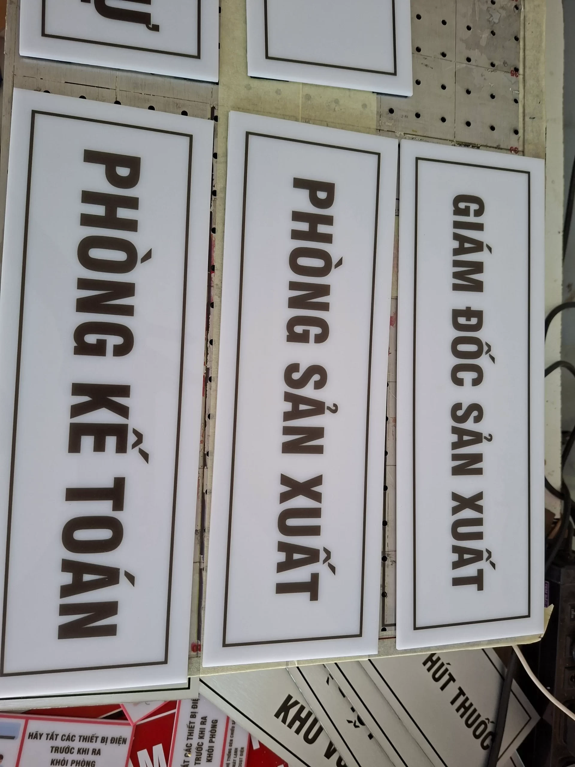 Bảng tên phòng ban 