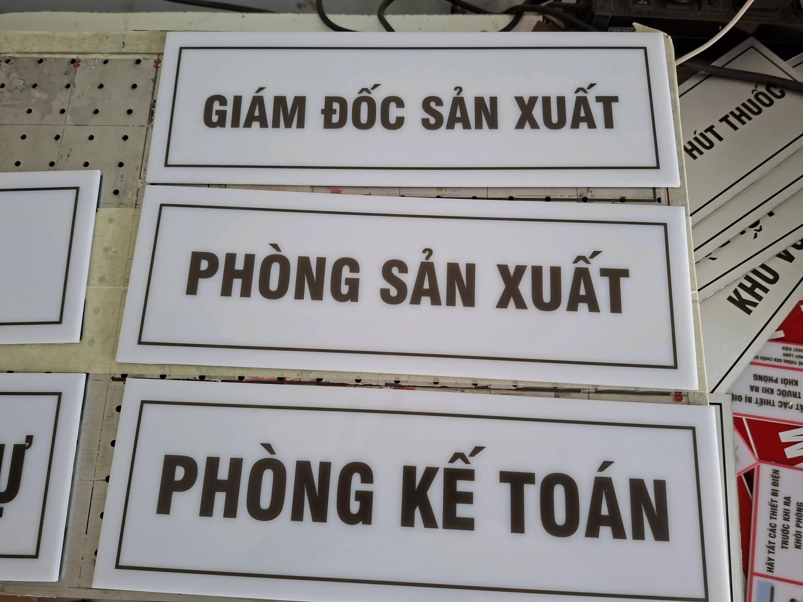 Bảng mica văn phòng