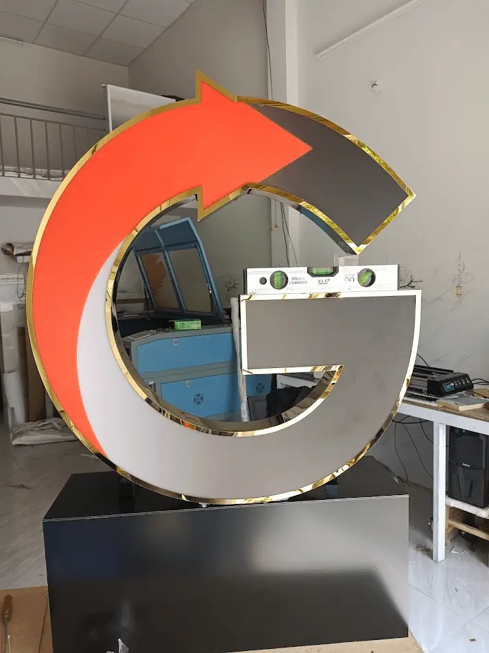 Chữ nổi inox lộng viền mặt mica