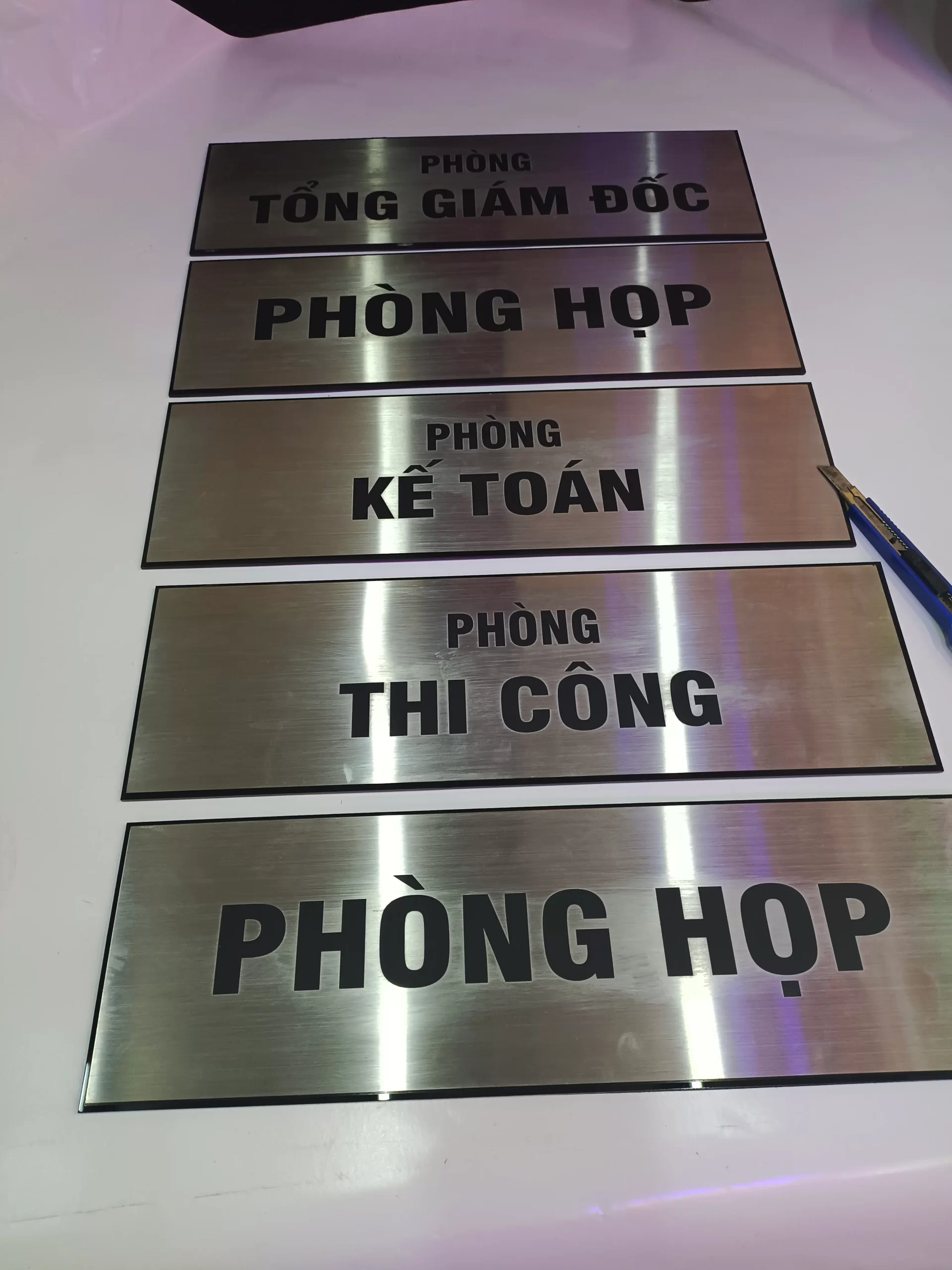 Mẫu bảng tên văn phòng inox