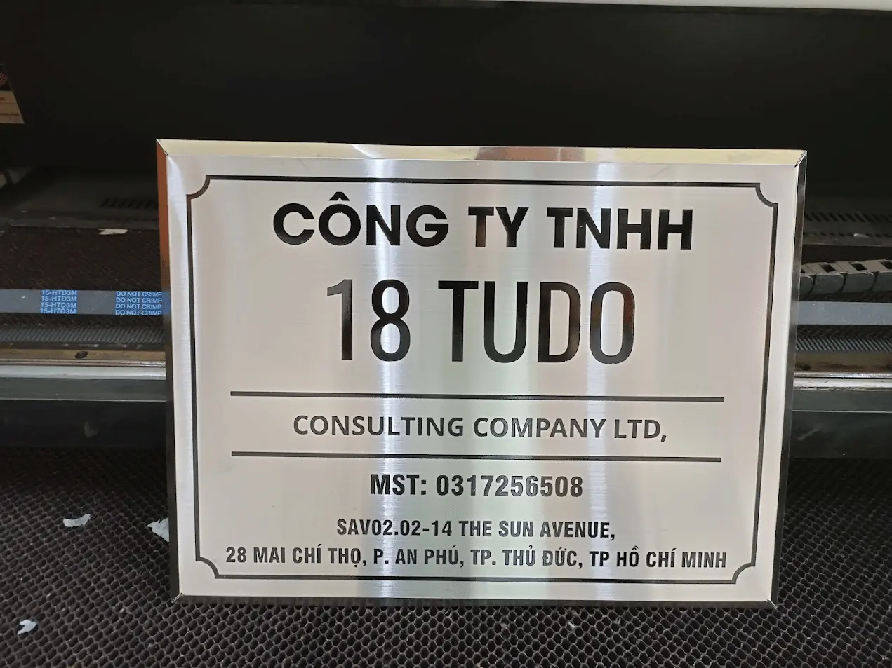 Mâu bảng hiệu inox trắng xước tại quận 9 