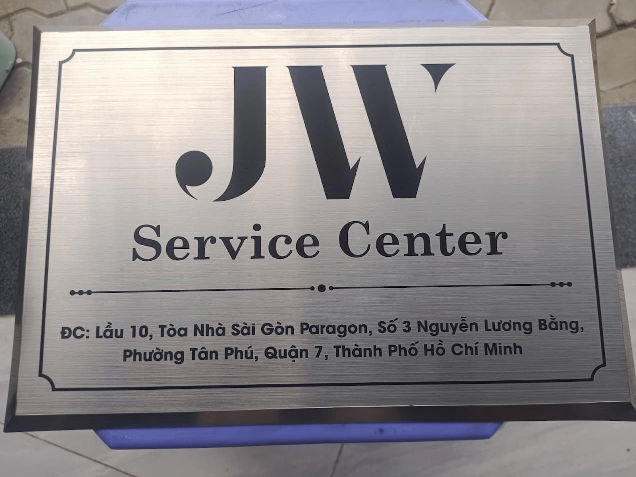 Cận cảnh sản phẩm bảng hiệu inox tại quận 9 - ảnh thực tế