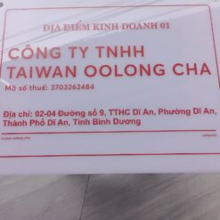 Bảng Mica Nền Trắng Chữ Đỏ