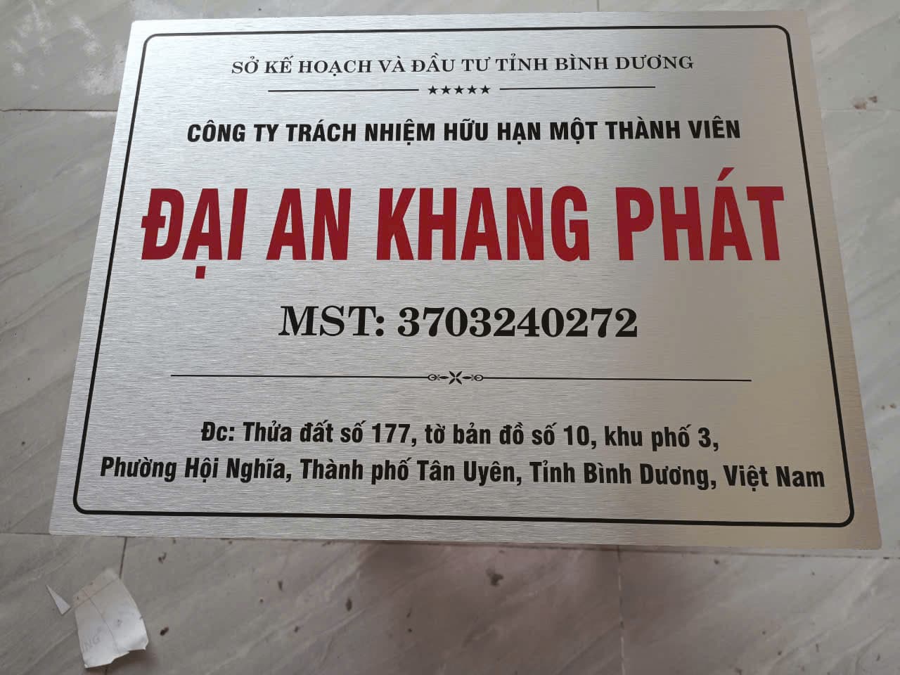 Bảng công ty chất liệu alu trắng xước
