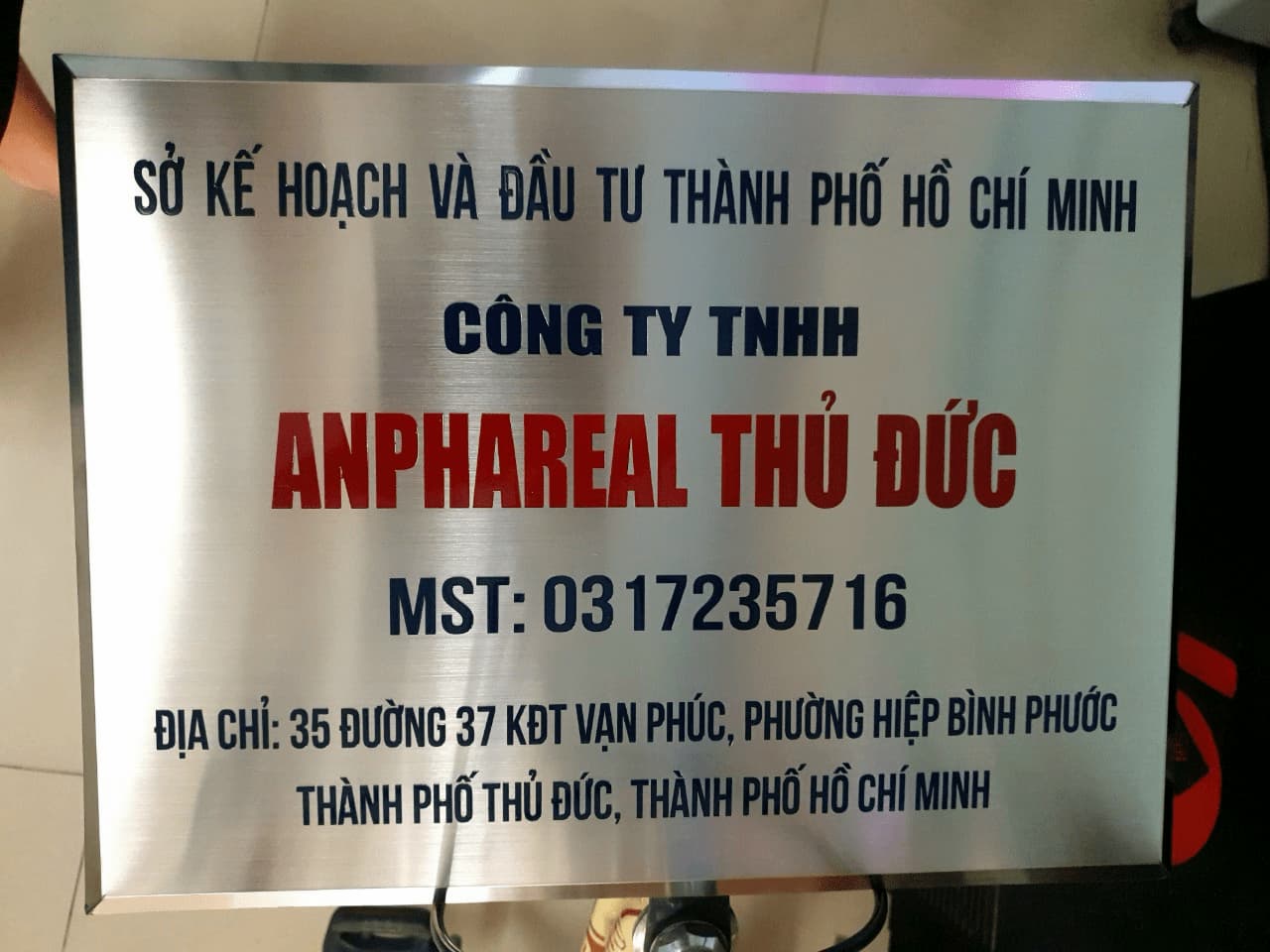 Bảng tên công ty chất liệu inox