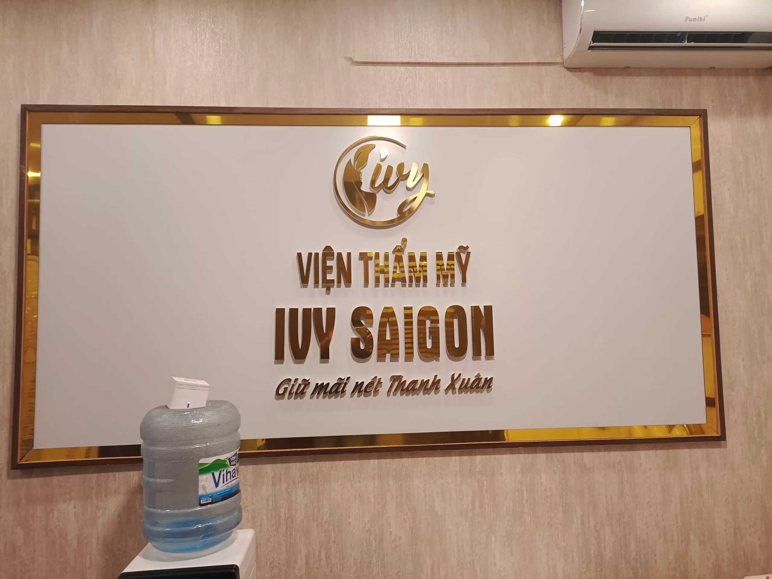 Logo lễ tân chất liệu alu