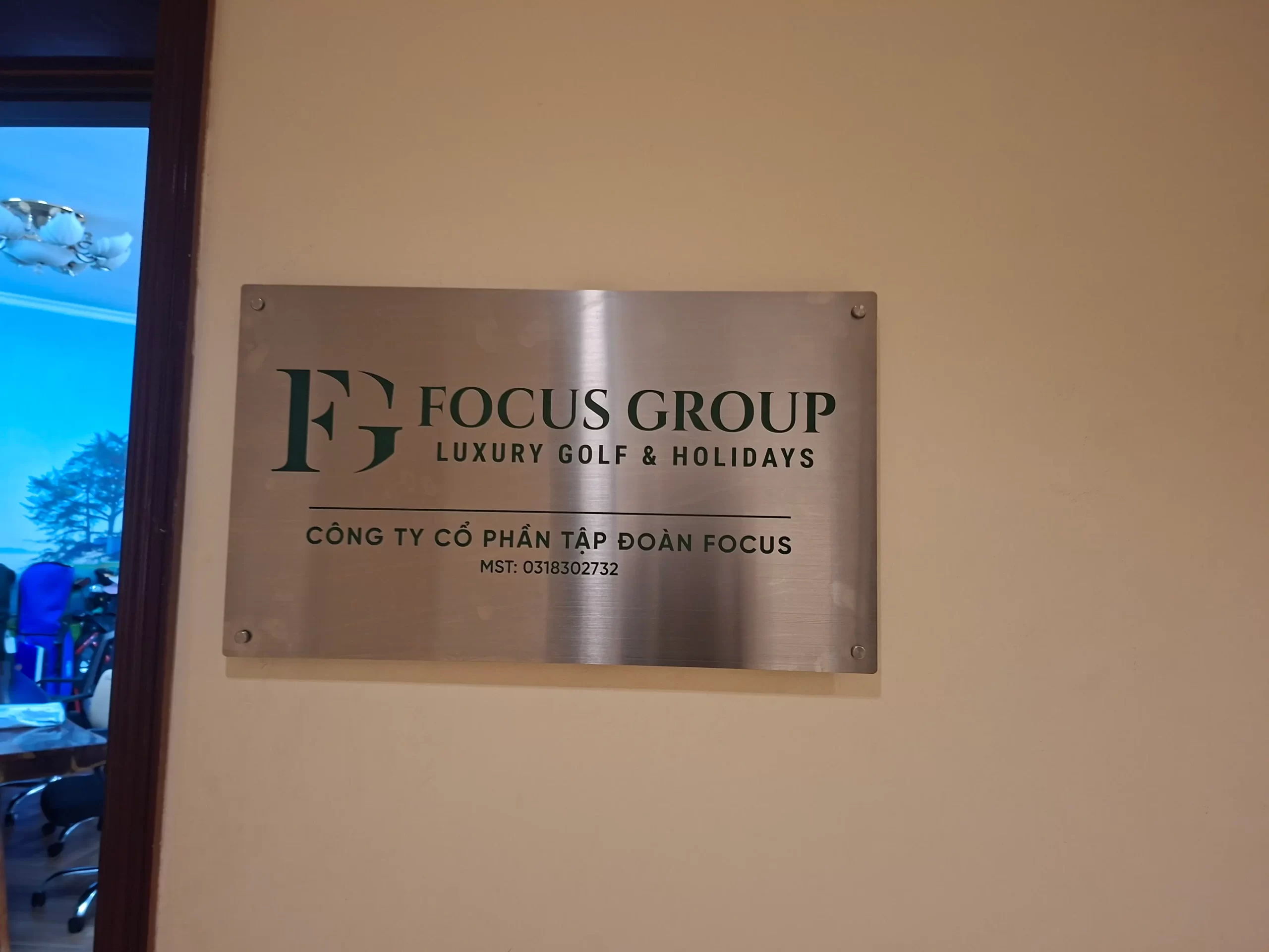 Bảng tên công ty chất liệu inox