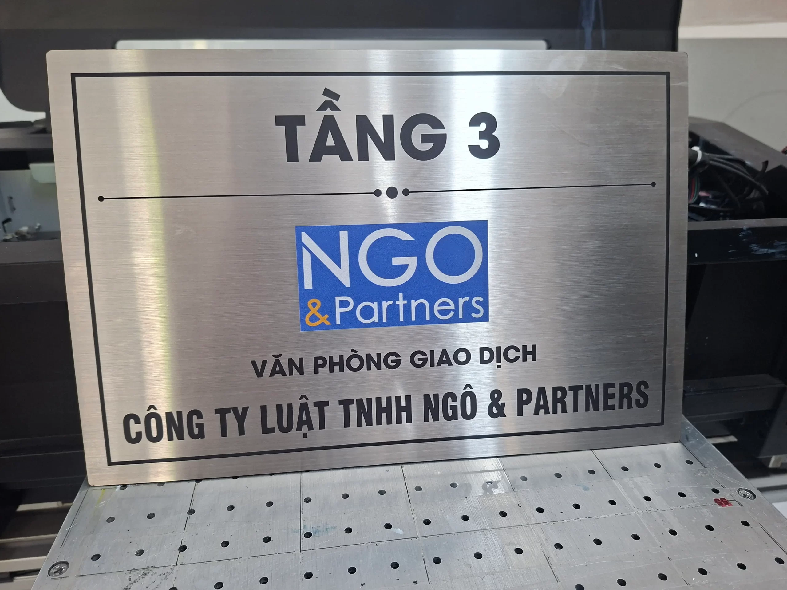Bảng hiệu inox in UV