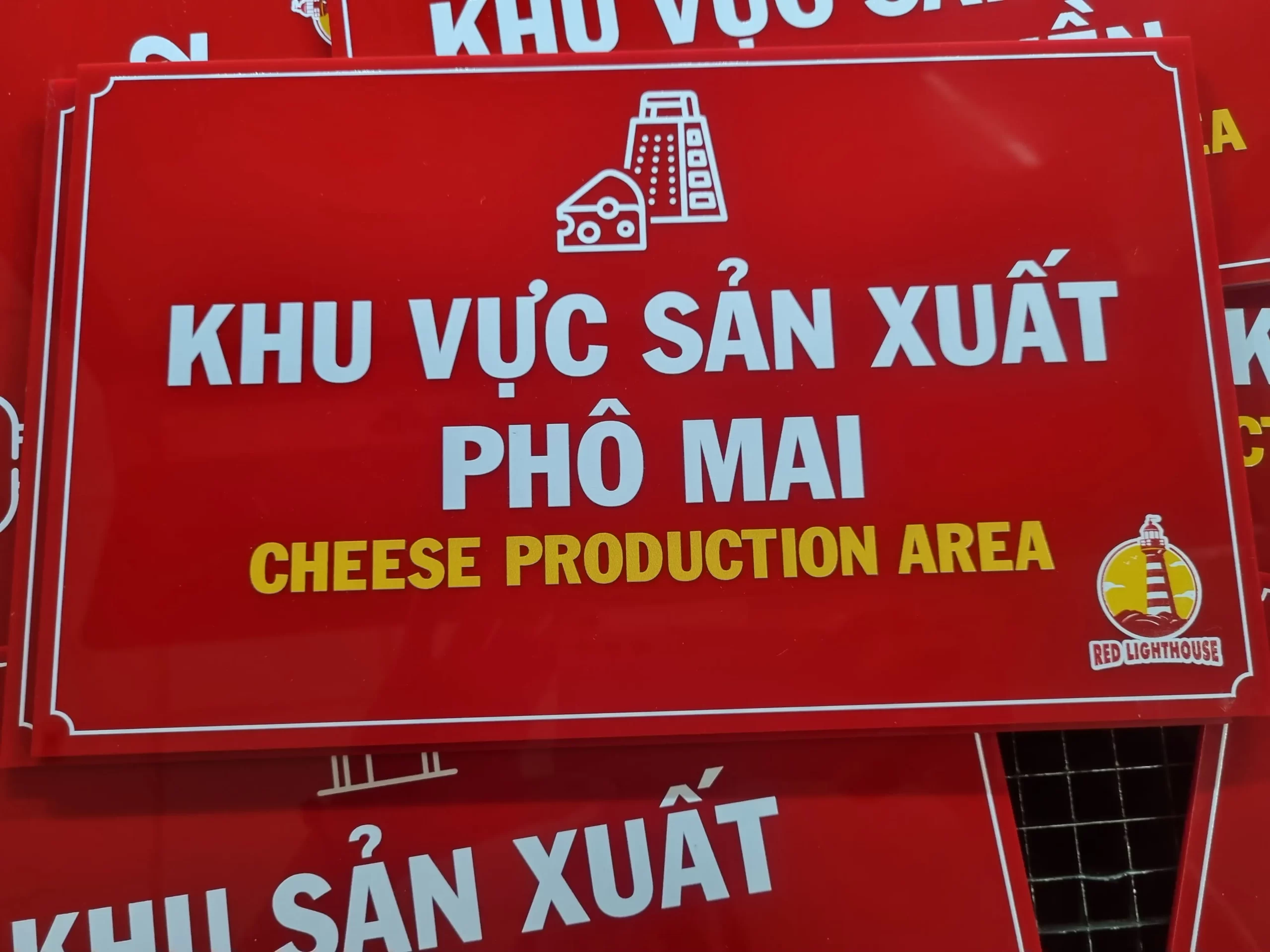 Bảng mica nền đỏ chữ trắng