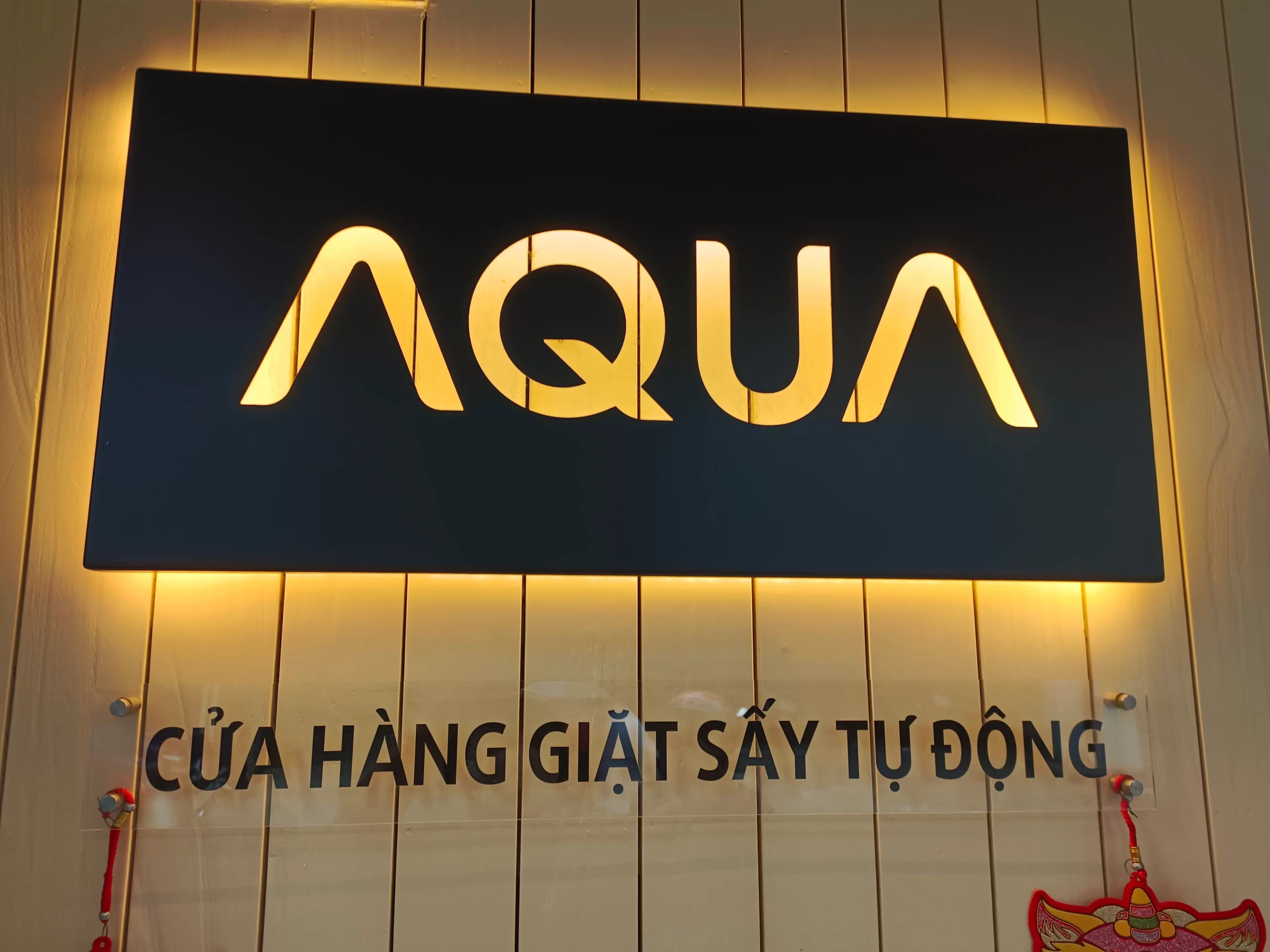 Bảng hiệu sáng hắt chân tại quận 2