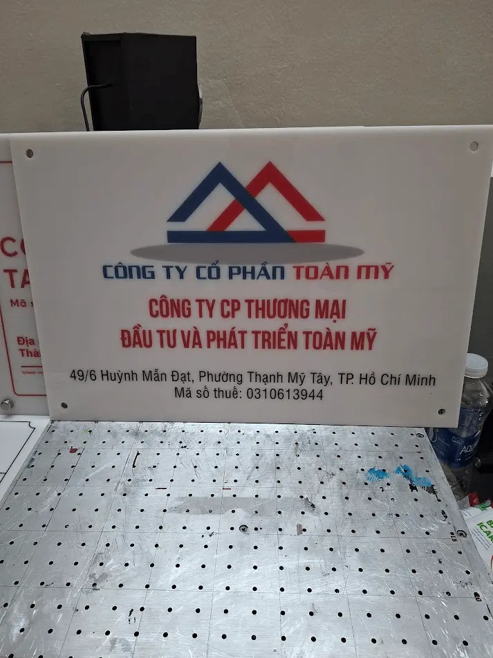 Biển tên mica in uv