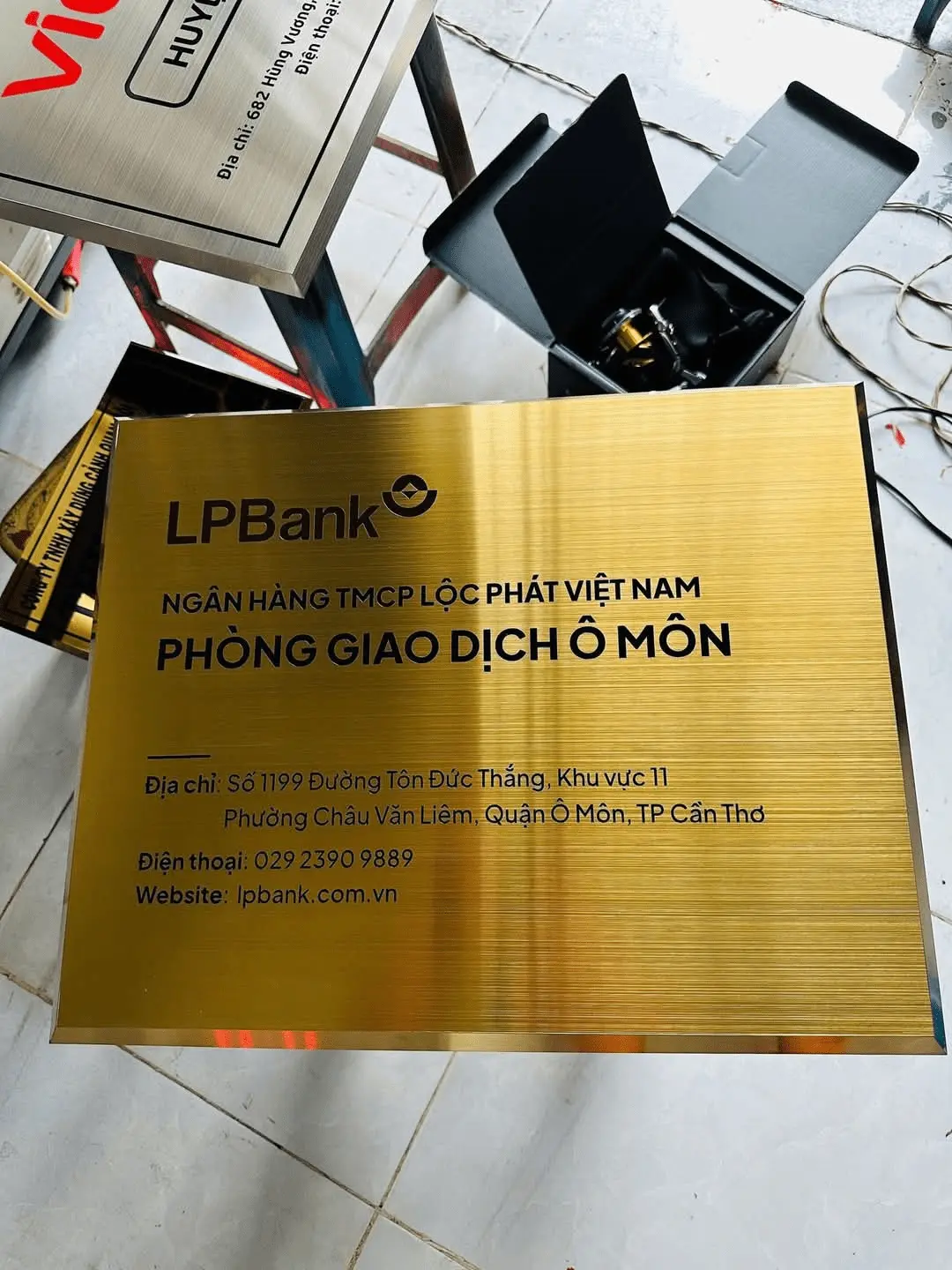 Bảng inox vàng xước