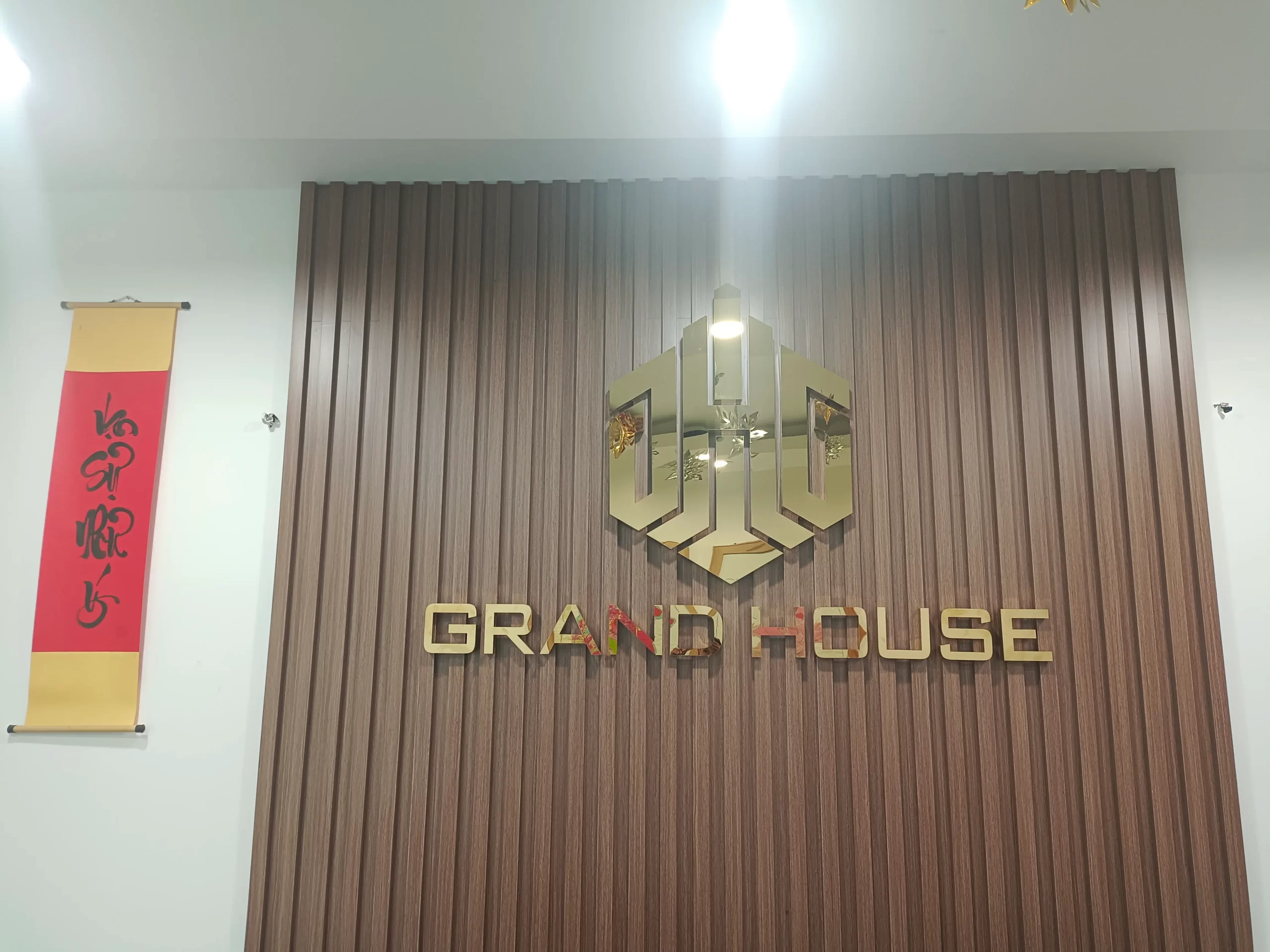 Bảng hiệu lễ tân chất liệu inox