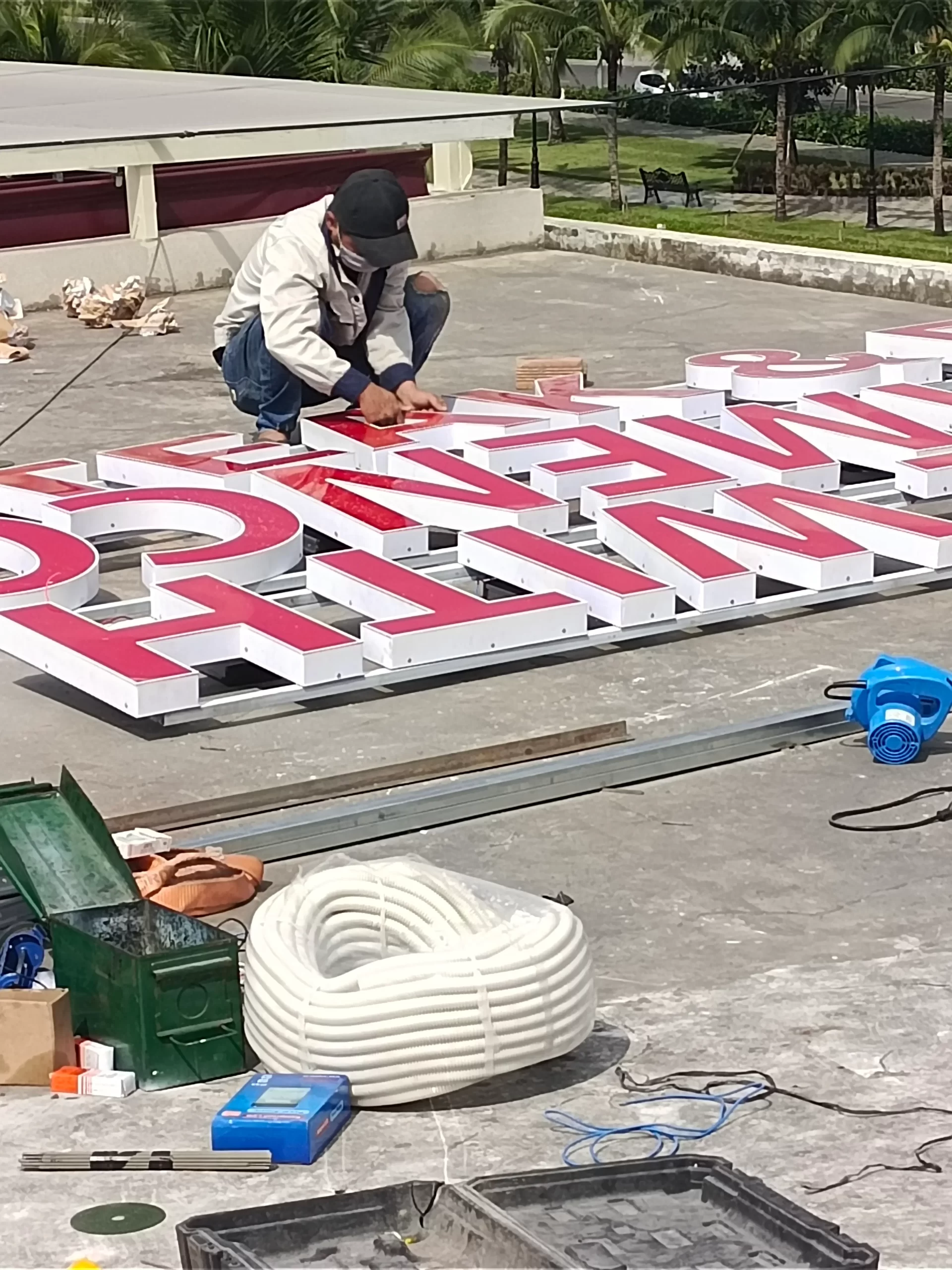 Bảng hiệu chữ nổi mica gắn đèn led