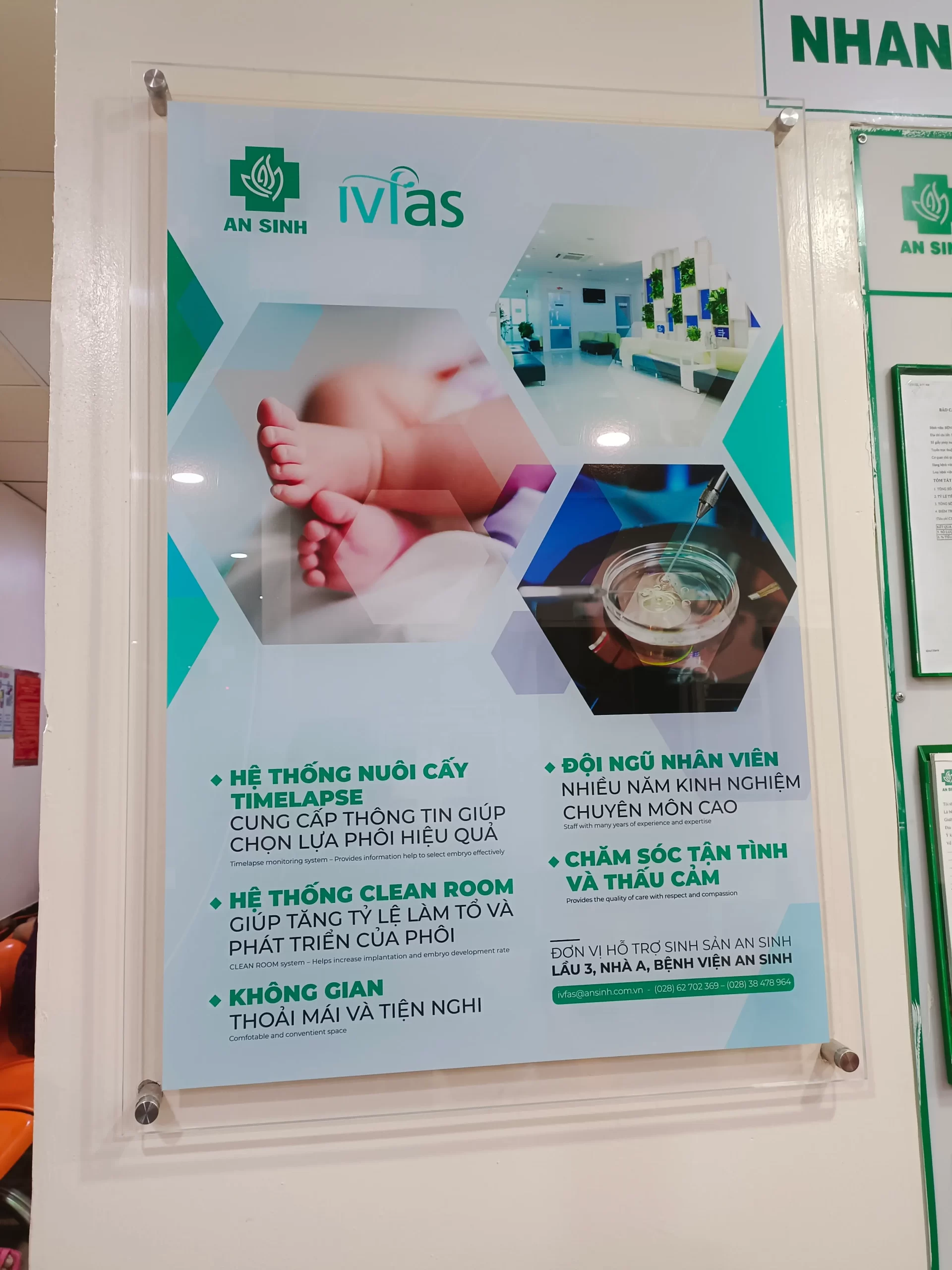 Bảng hiệu kính cường lực