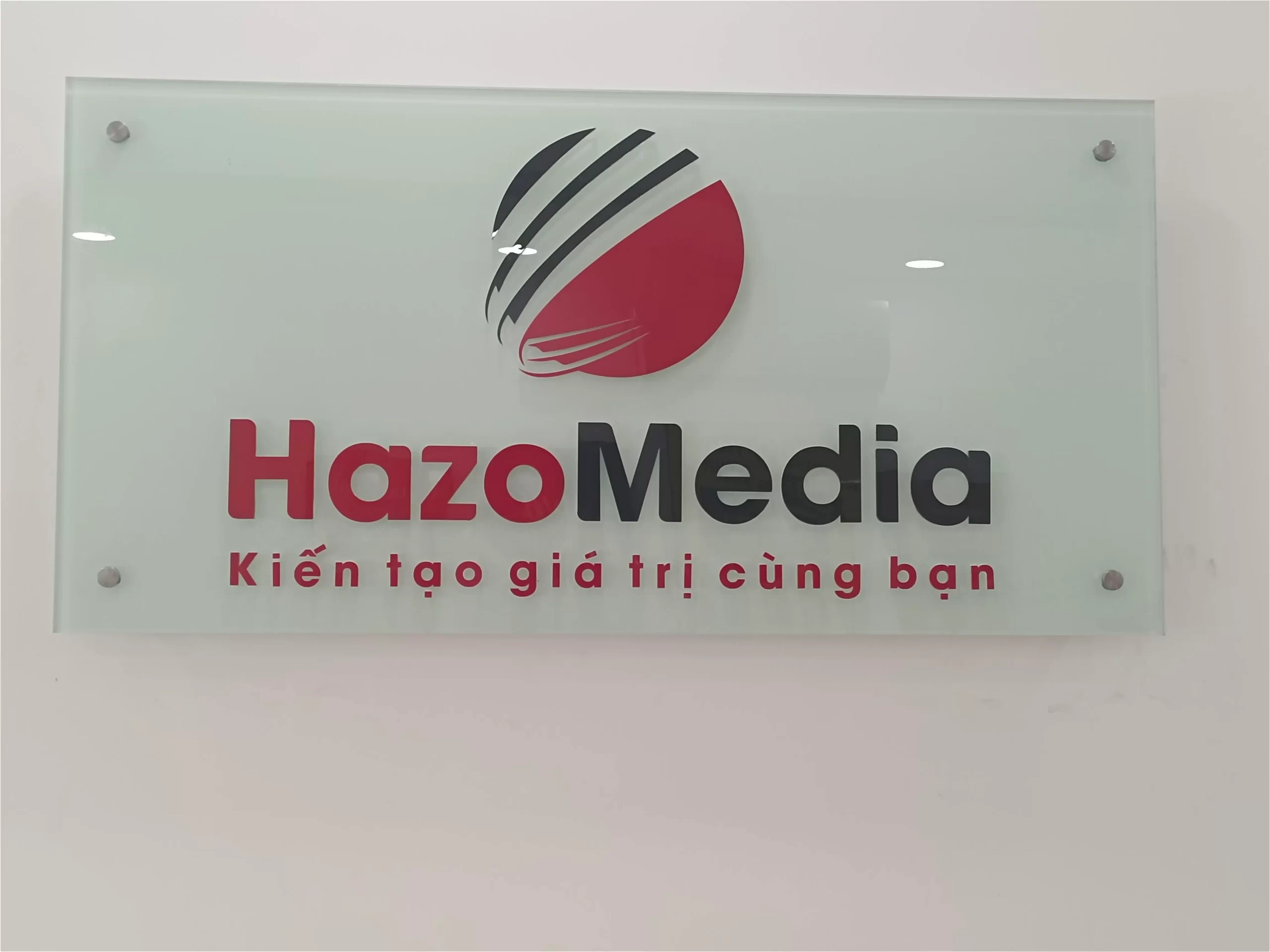 Bảng hiệu kính cường lực