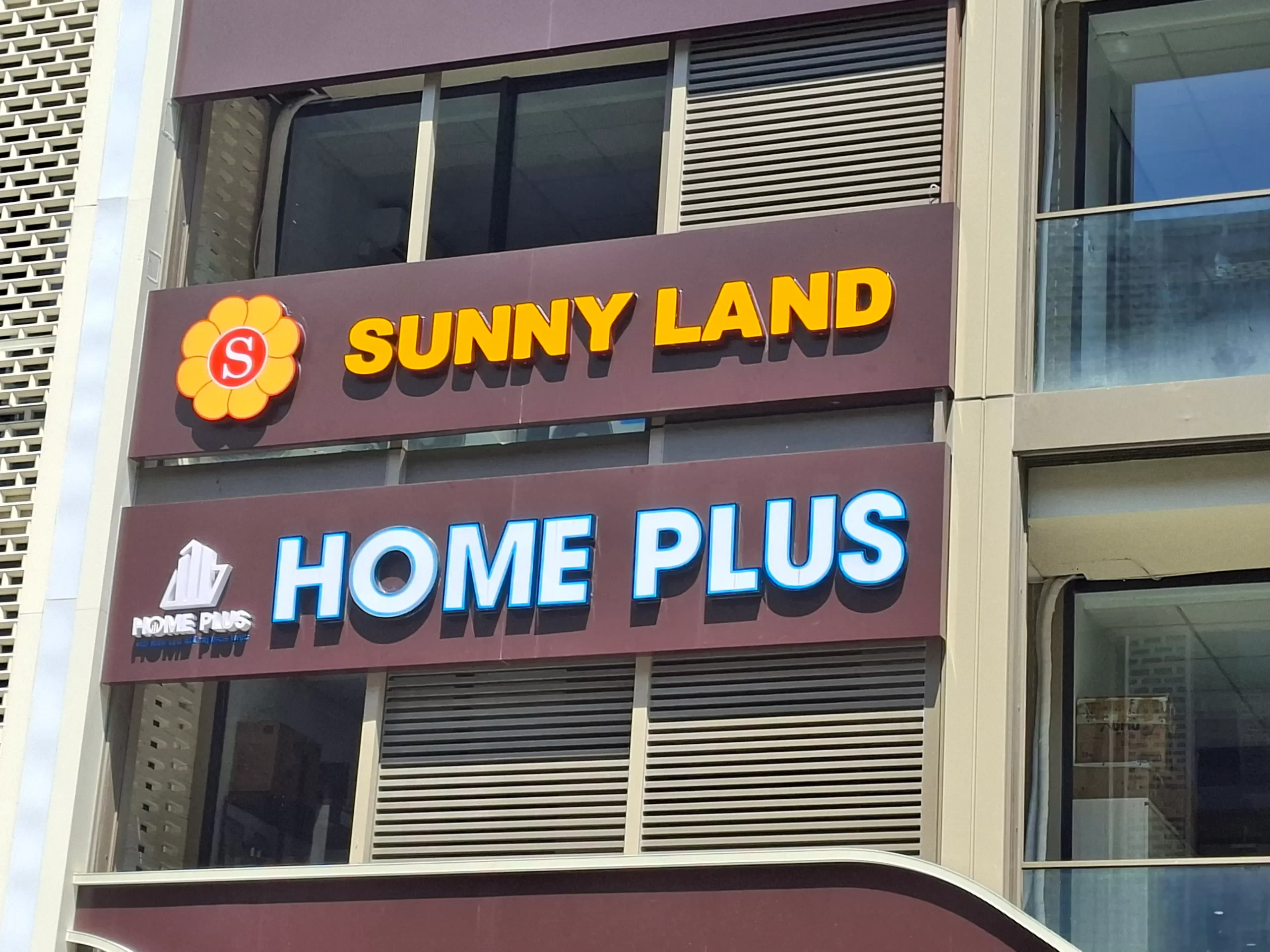 Biển hiệu sàn giao dịch bất động sản