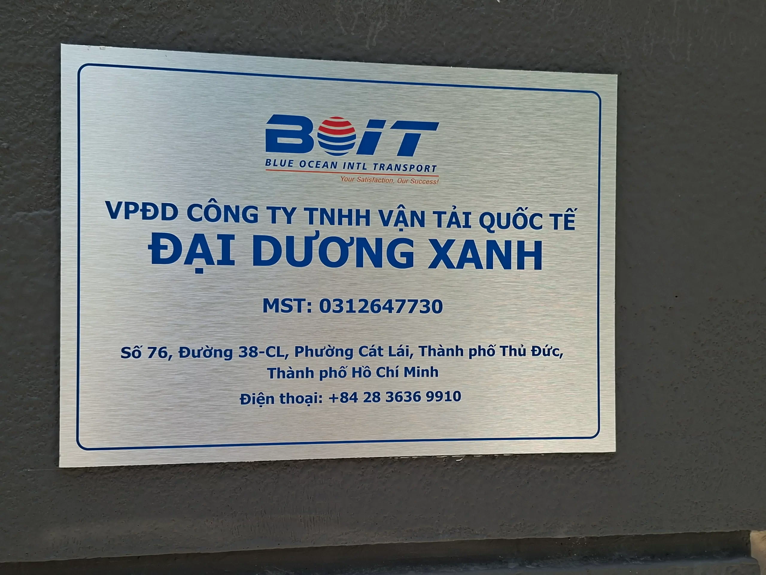 In bảng hiệu tại quận 2