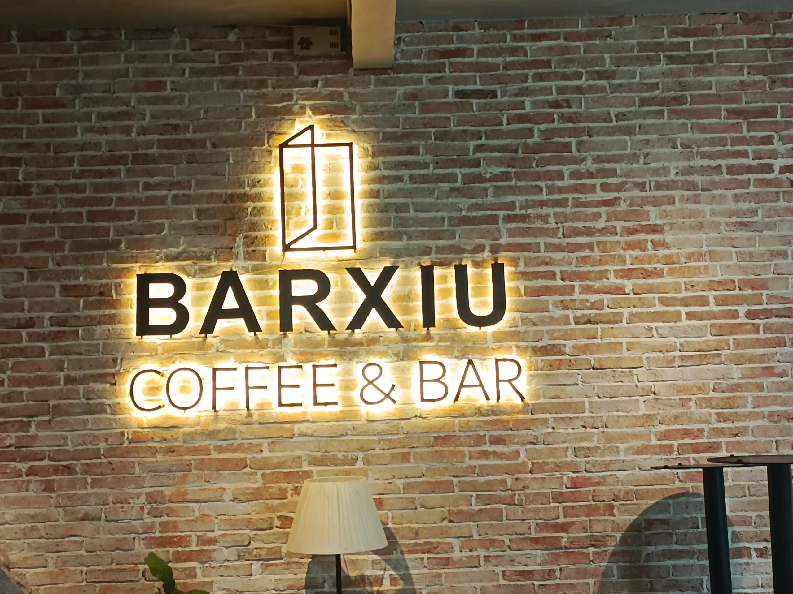 Đèn led sáng hắt chân