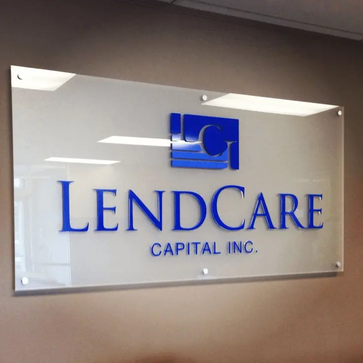 Logo lễ tân bằng kính cường lực