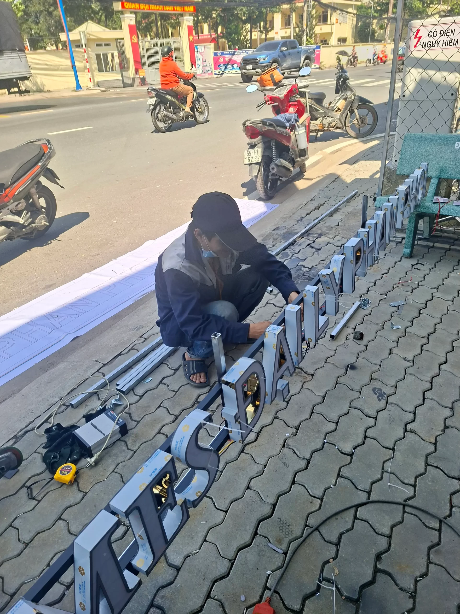 chữ nổi inox lộng viền