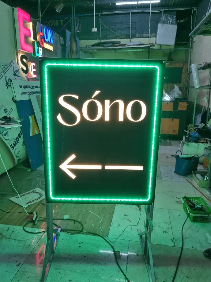 Hộp đèn mica gắn viền chạy led